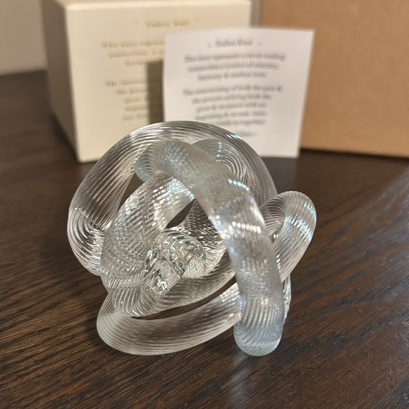 Endless Knot - Ornamental Glass - Picture 6 of 9